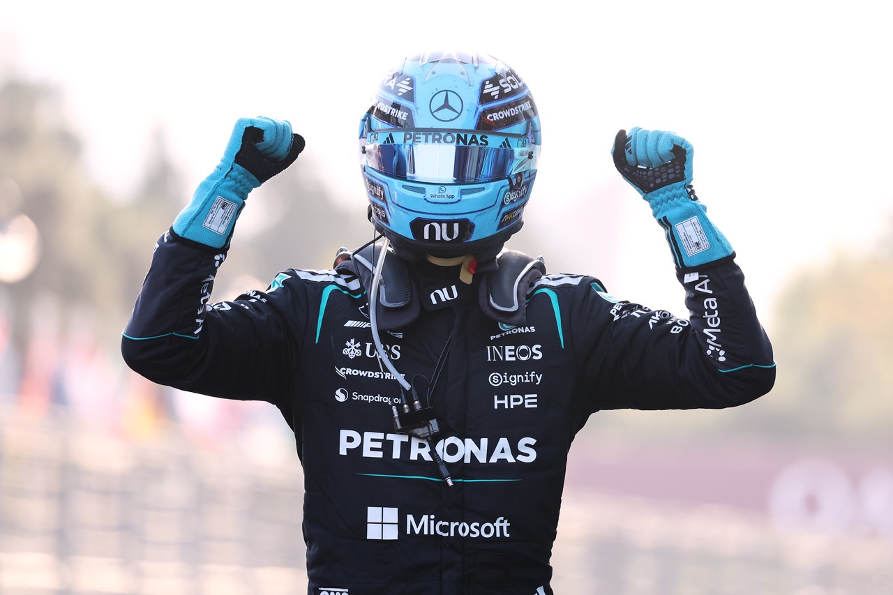 Russell gana en Bakú desde la pole y aguanta a Verstappen por menos de dos décimas