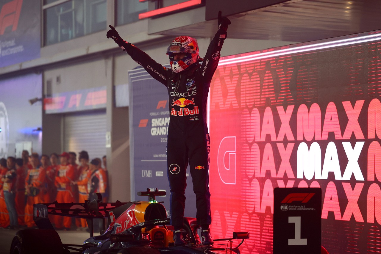 Verstappen gana en Singapur desde la pole y Leclerc y Antonelli completan el podio