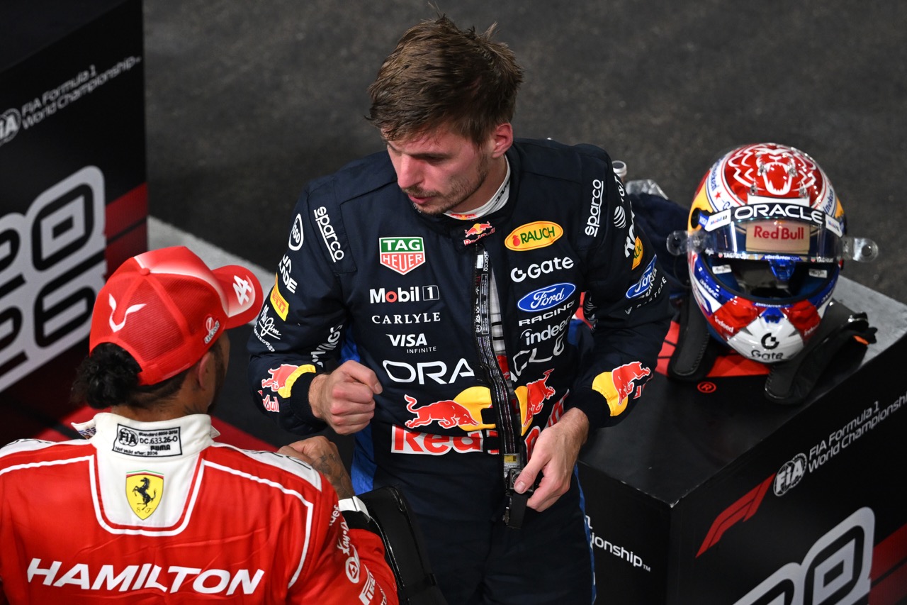 Verstappen se lleva la pole de Singapur por 54 milésimas sobre Leclerc, con Hamilton tercero