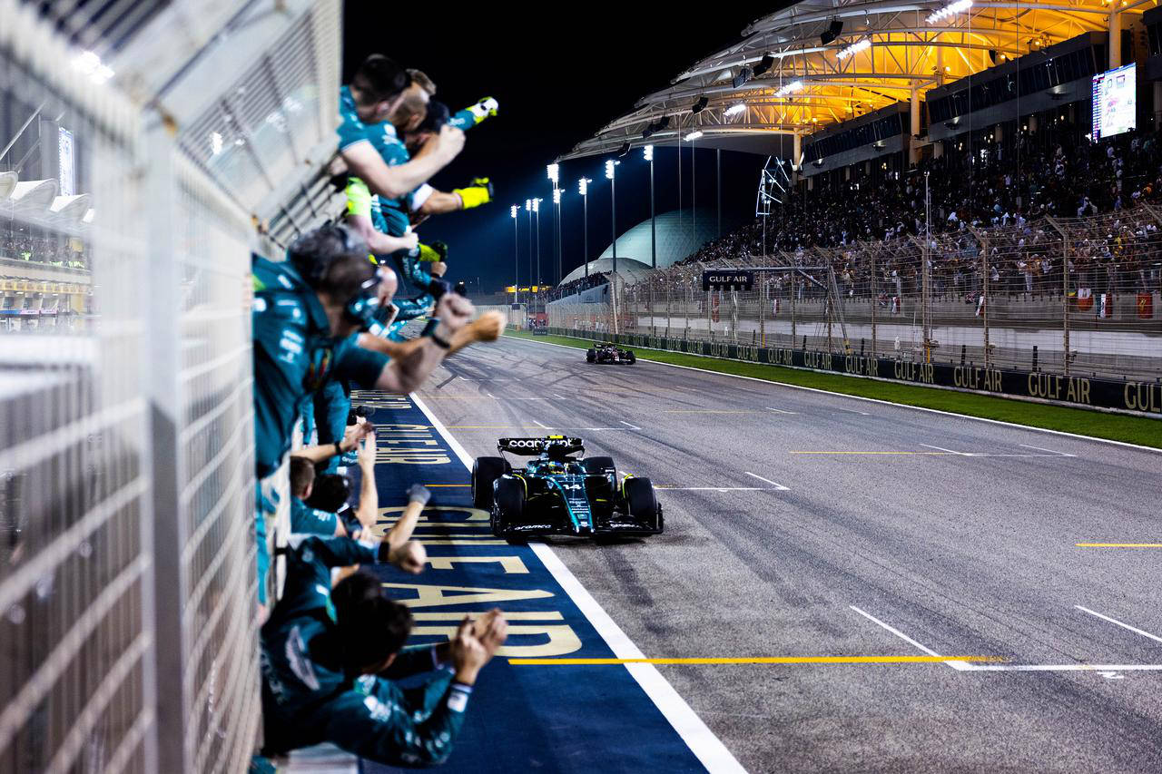 Alonso Bahrein 2023 cerca del muro en la línea de meta